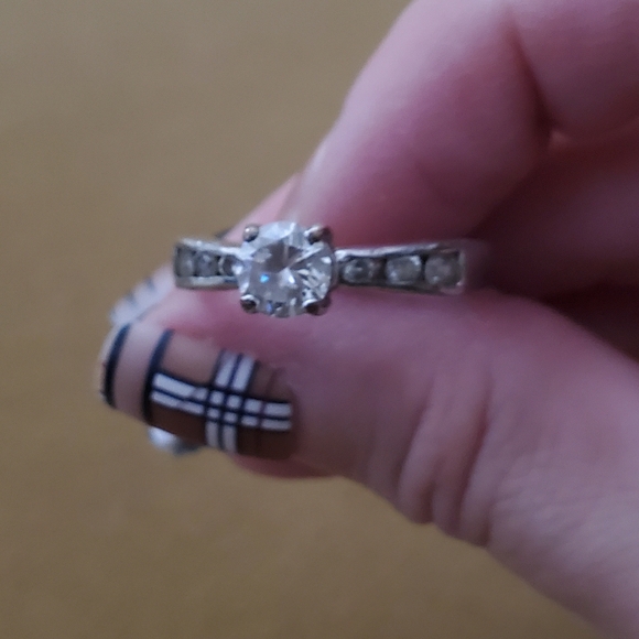 unknown Jewelry - Elegant Silver Ring with Clear CZ Stones, Classic Engagement Ring Style